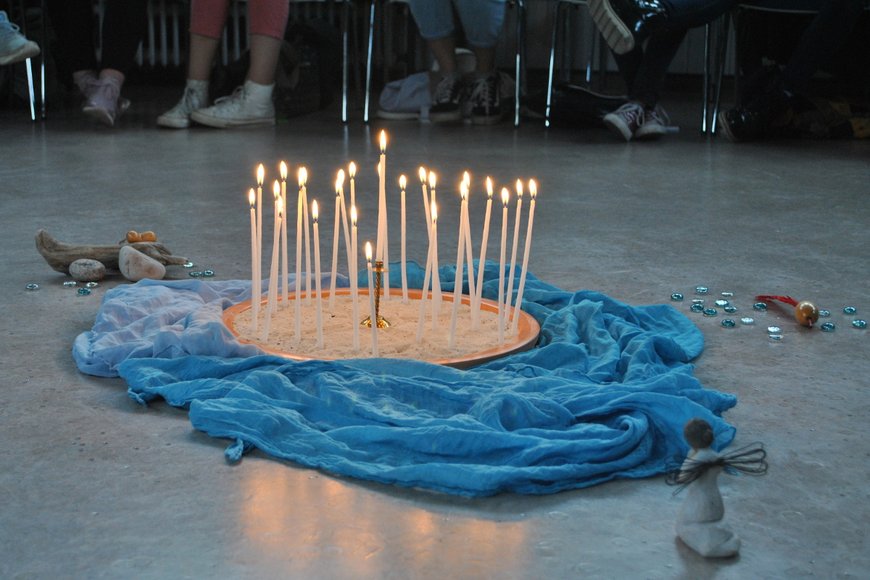Anfangsrunde mit Kerzen im Konfirmandenunterricht - Copyright: Pastor Arne Kutsche